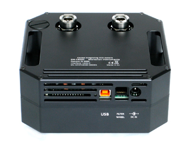Nap�jec� a USB konektor na spodn� ��sti hlavy kamery. Uprost�ed konektor pro extern� filtrov� kolo.